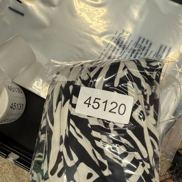 Patrons of Peace Jumpsuit  Women S Small White Geometric V-Neck Short Sleeve - Picture 8 of 8